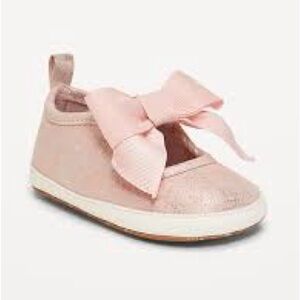 Old Navy Blush Pink Baby  Crib Shoes with Bow